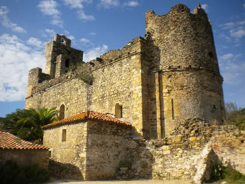 Vista posterior de l'església de Sant Julià i Santa Basilissa, al municipi alt-empordanès de Rabós.