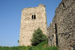 Torre de piedra con ventanas estrechas en Zarza la Mayor.