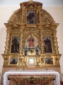 Goldenes Altarbild mit religiösen Gemälden und Relieffiguren in der Kirche von Melque de Cercos.