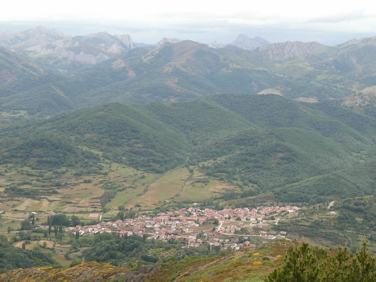Prioro (León), visto desde la ladera del cueto Prioro.