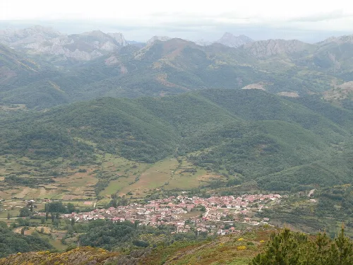 Prioro (León), visto desde la ladera del cueto Prioro.