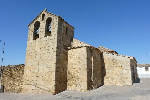 Kirche San Pedro Apóstol mit steinerner Turm und Glockenturm mit zwei Bögen.