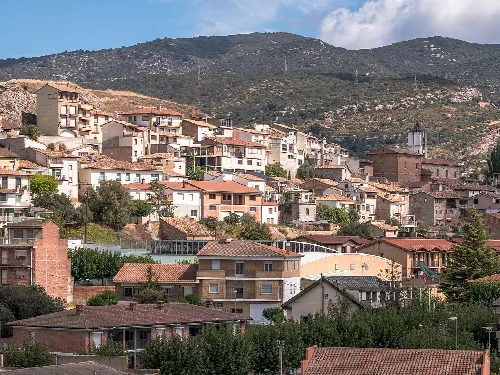 Häuser am Hang in Estadilla, Huesca.