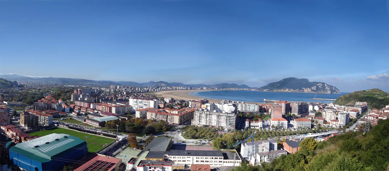 Panoramablick auf Laredo vom Hotel Risco, mit Strand, Hafen und Bergen.