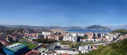 Vista panorámica de Laredo desde el Hotel Risco, con playa, puerto y montañas.