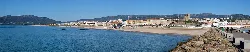 Vista panorámica de Tarifa con mar, ciudad y montañas.