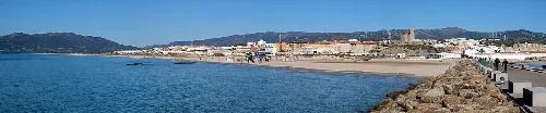 Panoramischer Blick auf Tarifa mit Meer, Stadt und Bergen.