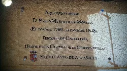 Placa en la pared con texto dedicado a Pablo Muñoz de la Morena en Alcañices.