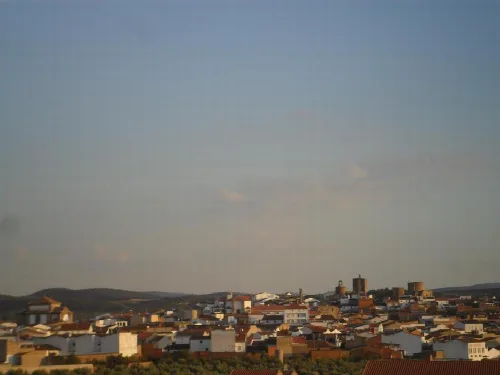 Panoramablick auf Zalamea de la Serena mit weißen Häusern und Türmen.