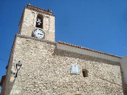 Kirche mit Turm und Uhr in Benafigos.