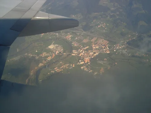 Bild aus einem Flugzeug, das Ampuero und die Umgebung zeigt.