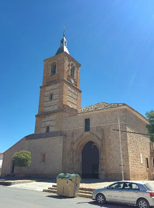 Kirche mit Backsteinturm und Glockenturm in La Villa de Don Fadrique.