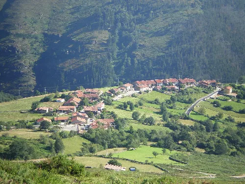 Vista aérea del pueblo de Los Tojos en Cantabria con casas y naturaleza.