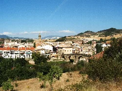 Vista de Puente la Reina con su puente y edificios en Navarra.