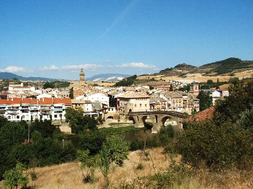 Vista de Puente la Reina con su puente y edificios en Navarra.