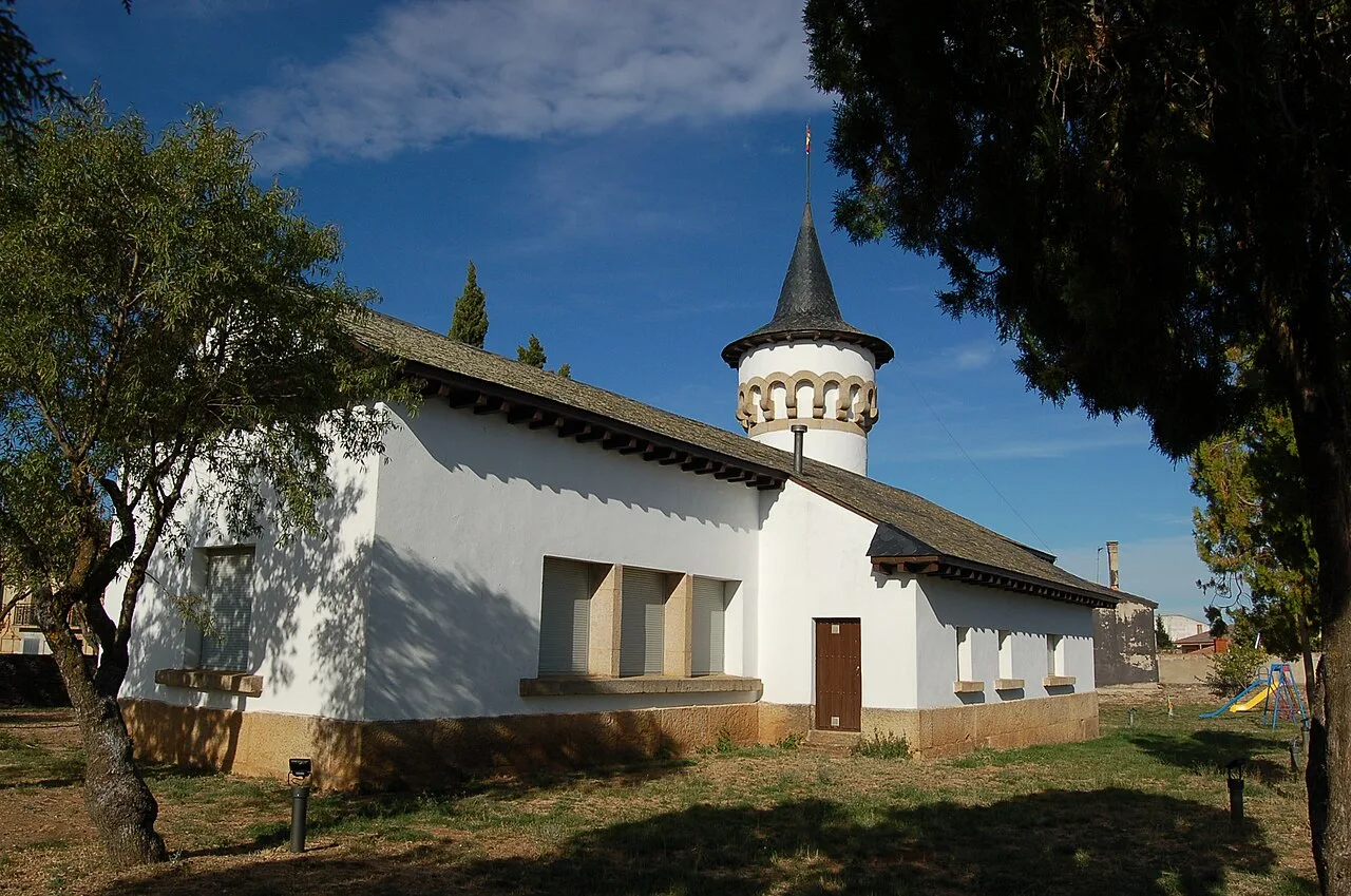 Weißes Gebäude mit konischem Turm in Carbajales de Alba.