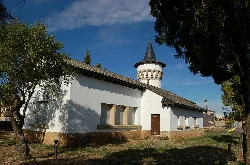 Weißes Gebäude mit konischem Turm in Carbajales de Alba.