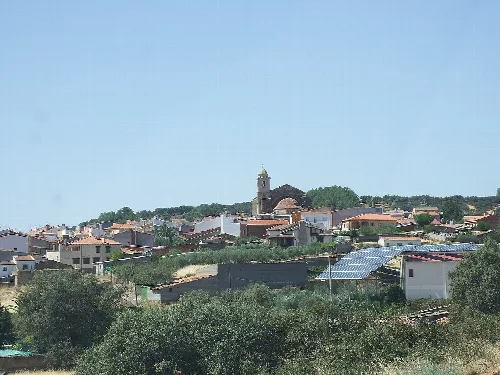 Häuser und eine Kirche in Deleitosa, Cáceres.
