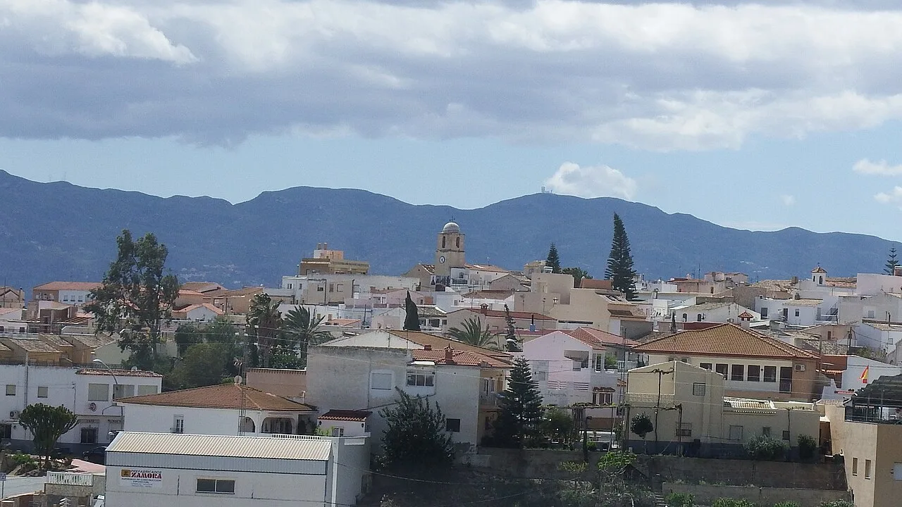 Paisaje urbano de Antas con montañas y casas.