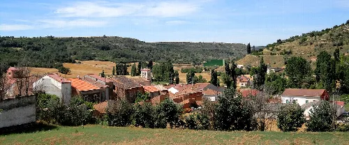 Vista panorámica de Valdearcos de la Vega con iglesia y frontón en valle del Cuco.