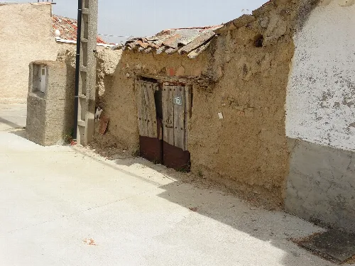 Urbanismo deteriorado en el municipio de Villavellid, Castilla y León, España. Se halla junto al acceso al castillo.