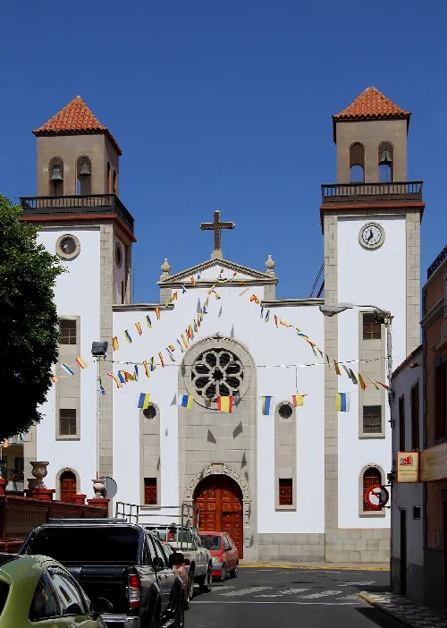 Weiße Kirche mit Glockentürmen und Dekorationen in La Aldea de San Nicolás.