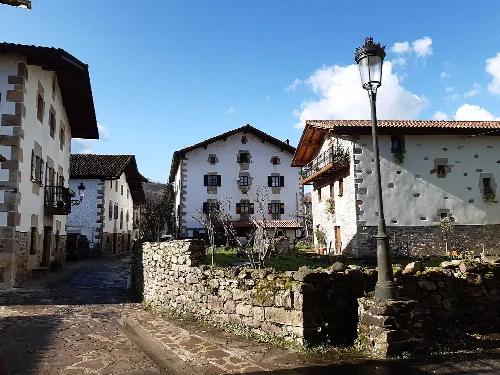 Kopfsteinpflasterstraßen und traditionelle Häuser in Ituren, Navarra.