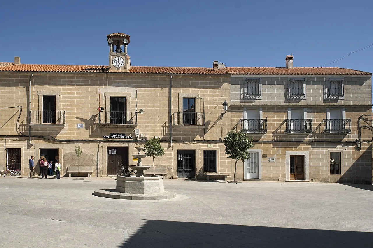 Rathaus mit Uhrturm und Platz in Torremocha.