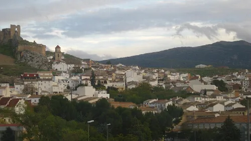 Panoramablick auf Bedmar y Garcíez mit weißen Häusern und Burg auf dem Hügel.