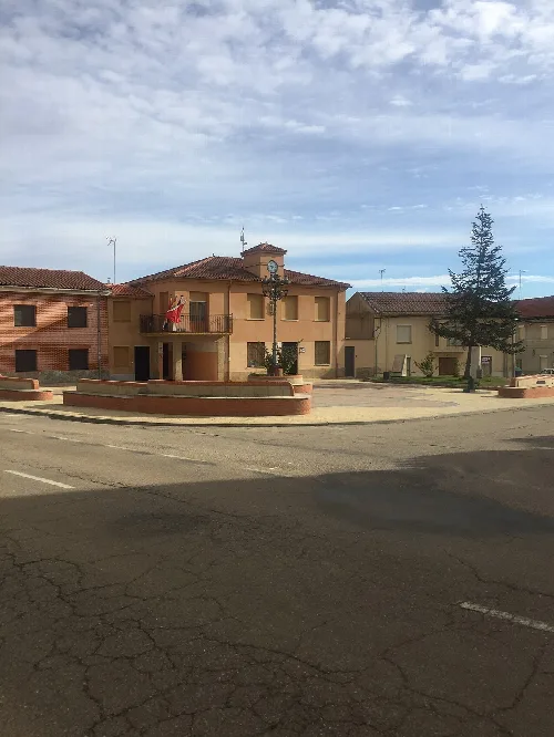 Platz mit Brunnen und Uhr in Pobladura del Valle, Zamora.