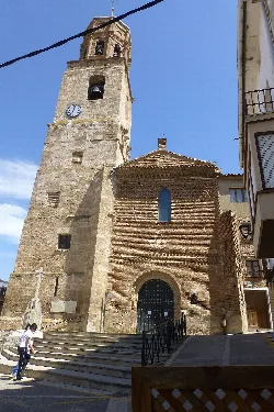 Iglesia de Santa María Magdalena en Ablitas, Navarra, con torre y fachada de ladrillo.
