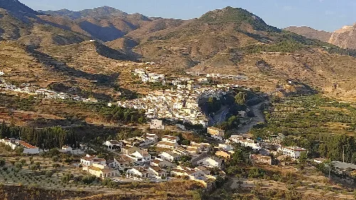 Vista de Albanchez con casas en un valle rodeado de montañas.