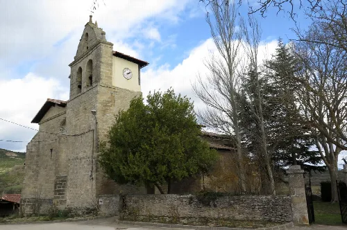 Alte Kirche mit Glockenturm und Bäumen in Turiso, Álava.