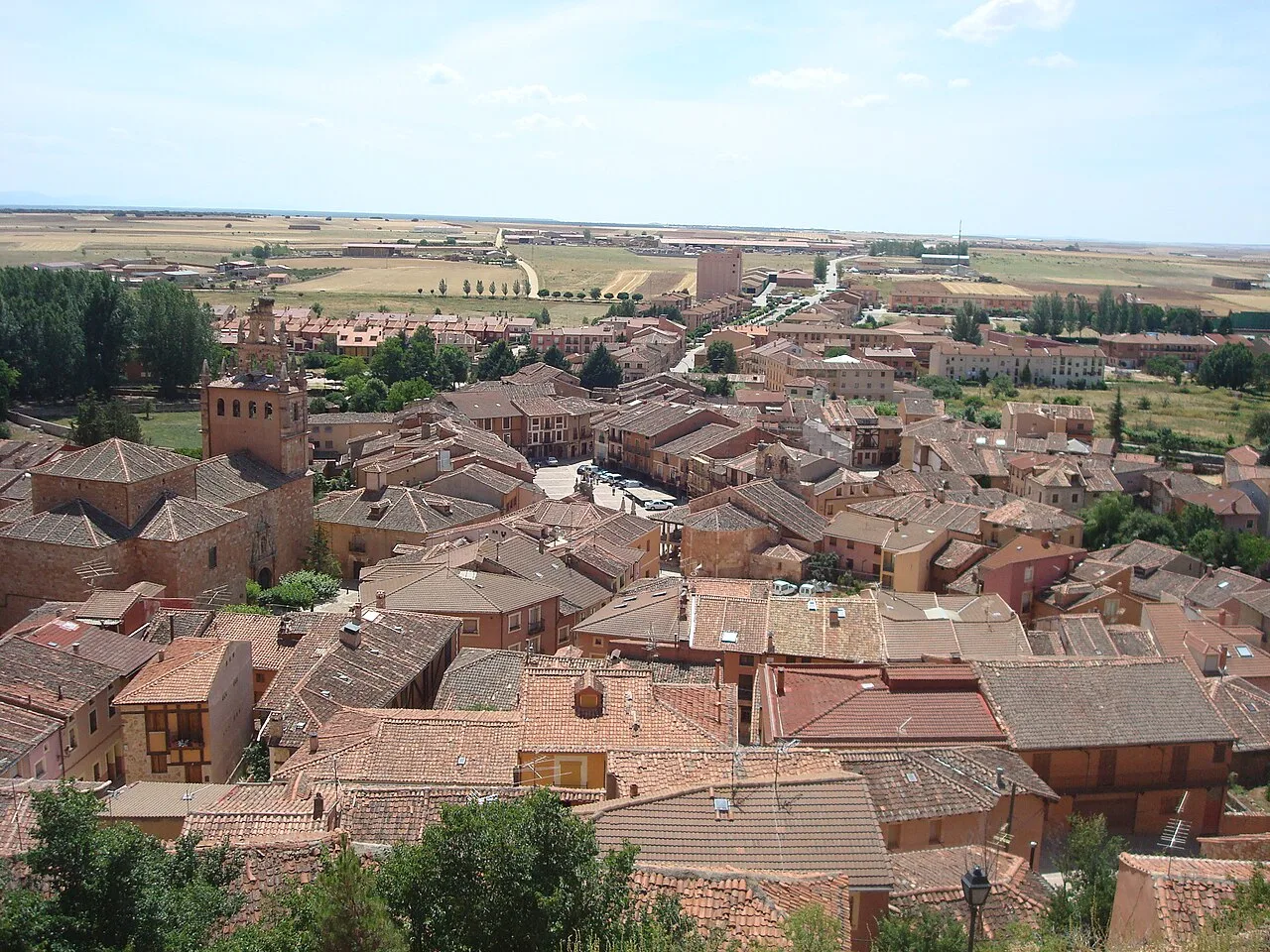 Vista aérea de tejados de tejas rojas y calles en Ayllón.