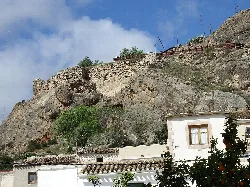 Weiße Häuser und ein Felsen in Purchena, Almería.