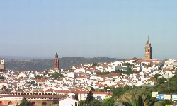 Blick auf die Stadt mit Kirchen und weißen Häusern an einem klaren Tag.