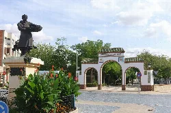 Entrance with arch and grape harvester monument in Miguel Esteban.