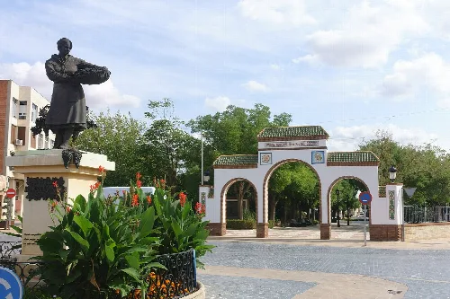 Eingang mit Bogen und Weinlese-Denkmal in Miguel Esteban.