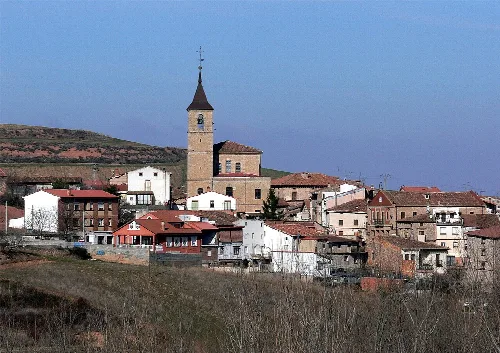 Panoramablick auf Berceo mit Kirche und Häusern in La Rioja.