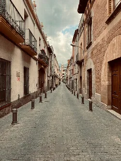 Calle estrecha con edificios antiguos y balcones en Esparraguera.