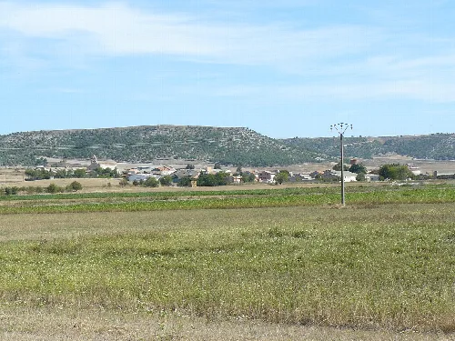 Paisaje rural con campos y una colina en Valladolid.