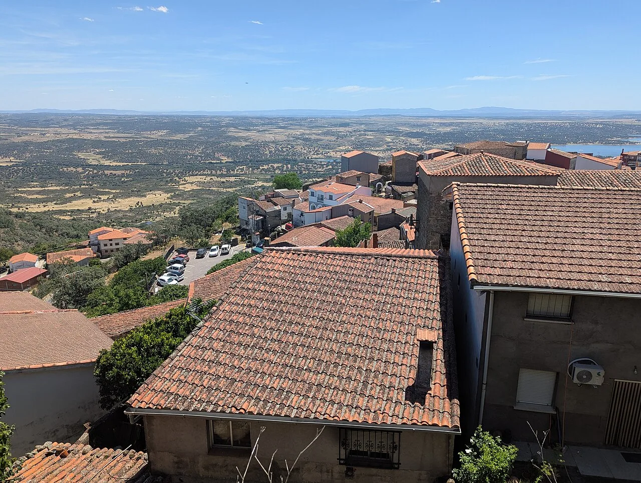 Blick auf Dächer und ländliche Landschaft von der Mauer in Santibáñez el Alto.