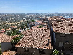 Perspectiva de tejados y paisaje rural desde la muralla en Santibáñez el Alto.