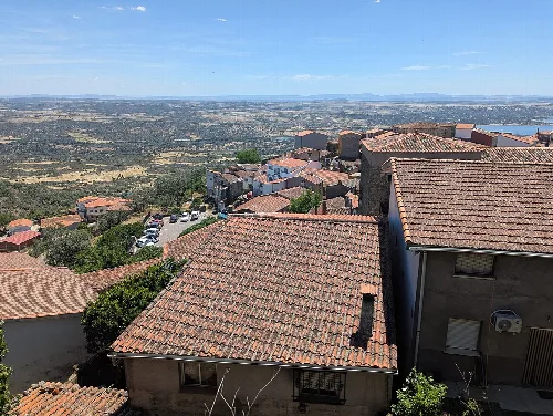 Blick auf Dächer und ländliche Landschaft von der Mauer in Santibáñez el Alto.
