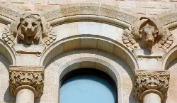 Esculturas de león y leona en la fachada de la iglesia.