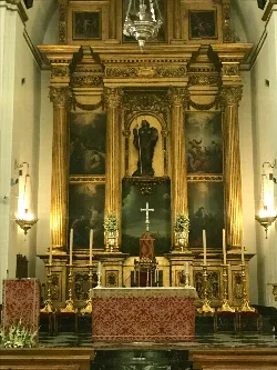 Retablo dorado con columnas y pinturas religiosas en Valdepeñas de Jaén.