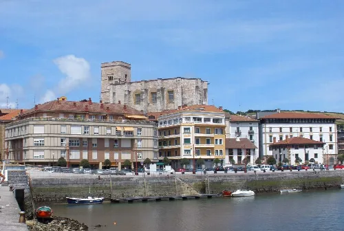 Gebäude am Fluss und eine Kirche in Zumaia, Guipúzcoa.