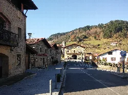 Garai Hauptstraße mit Steinhäusern und Berglandschaft