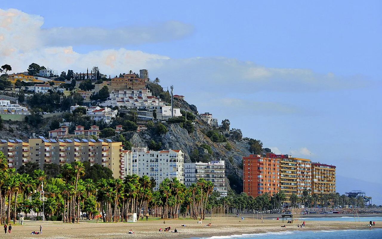 Strand mit Gebäuden und Palmen in Almuñécar, Granada