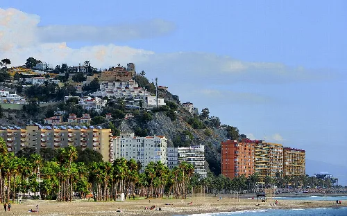 Strand mit Gebäuden und Palmen in Almuñécar, Granada